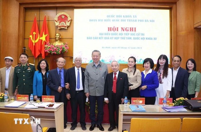  Tổng Bí thư Tô Lâm cùng đại biểu với các cử tri. (Ảnh: Văn Điệp/TTXVN) 