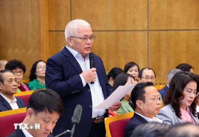  Cử tri quận Hai Bà Trưng phát biểu ý kiến. (Ảnh: Văn Điệp/TTXVN) 