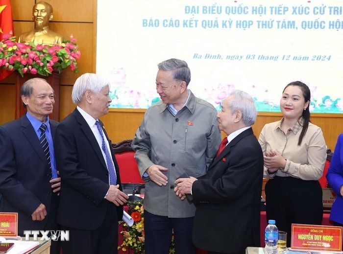  Tổng Bí thư Tô Lâm với các cử tri. (Ảnh: Văn Điệp/TTXVN) 