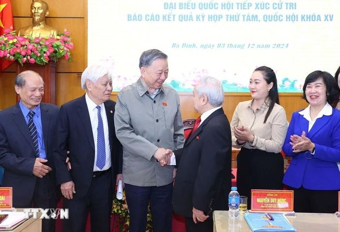  Tổng Bí thư Tô Lâm với các cử tri. (Ảnh: Văn Điệp/TTXVN) 
