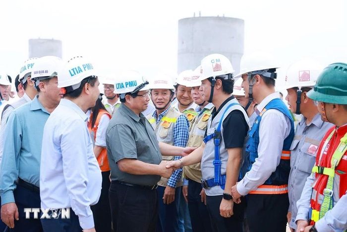 Thủ tướng Phạm Minh Chính thăm, động viên các đơn vị thi công Dự án Cảng hàng không quốc tế Long Thành. (Ảnh: Dương Giang/TTXVN)