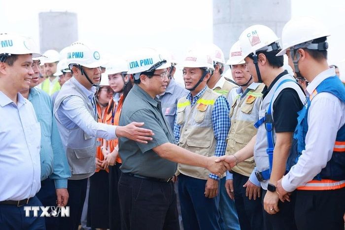 Thủ tướng Phạm Minh Chính thăm, động viên các đơn vị thi công Dự án Cảng hàng không quốc tế Long Thành. (Ảnh: Dương Giang/TTXVN)