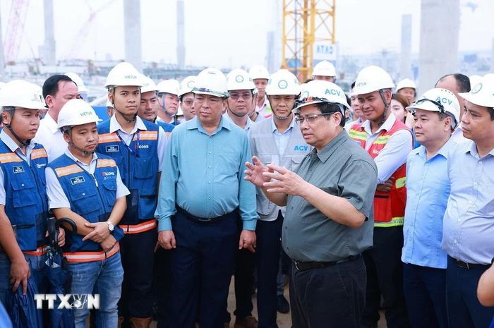 Thủ tướng Phạm Minh Chính giao nhiệm vụ cho các đơn vị thi công Dự án Cảng hàng không quốc tế Long Thành. (Ảnh: Dương Giang/TTXVN)