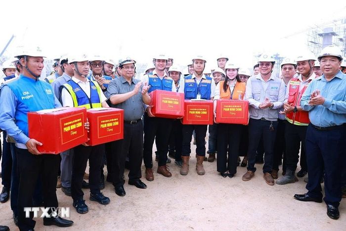 Thủ tướng Phạm Minh Chính tặng quà cho các đơn vị thi công Dự án Cảng hàng không quốc tế Long Thành. (Ảnh: Dương Giang/TTXVN)