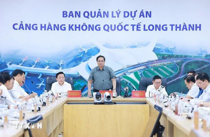 Thủ tướng Phạm Minh Chính làm việc với chủ đầu tư, nhà thầu và các đơn vị liên quan về tháo gỡ khó khăn, đầy nhanh tiến độ xây dựng sân bay Long Thành. (Ảnh: Dương Giang/TTXVN)