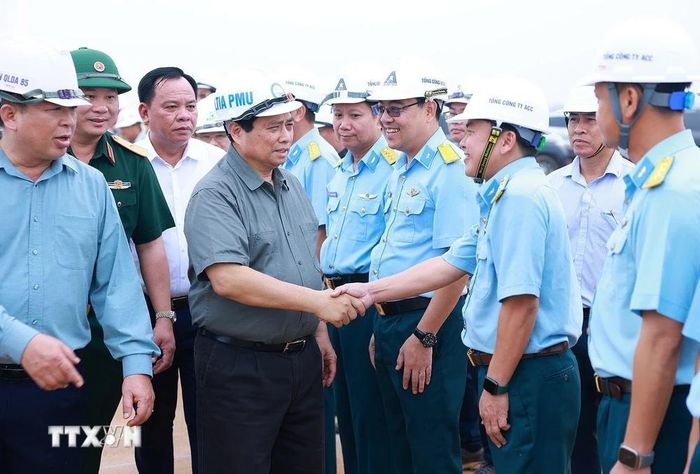 Thủ tướng Phạm Minh Chính thăm, động viên các đơn vị thi công Dự án Cảng hàng không quốc tế Long Thành. (Ảnh: Dương Giang/TTXVN)