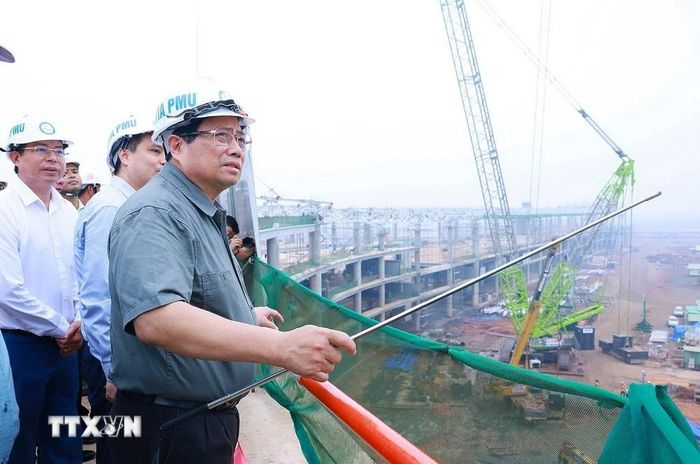 Thủ tướng Phạm Minh Chính kiểm tra tiến độ thi công Dự án Cảng hàng không quốc tế Long Thành. (Ảnh: Dương Giang/TTXVN)