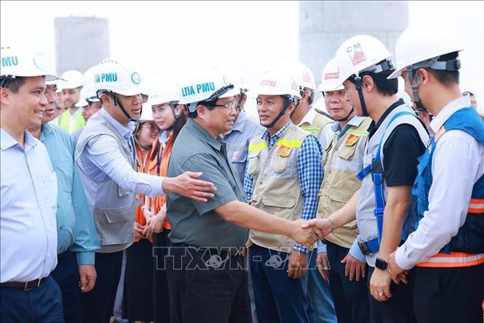 Thủ tướng Phạm Minh Chính thăm, động viên các đơn vị thi công Dự án Cảng hàng không quốc tế Long Thành. Ảnh: Dương Giang/TTXVN