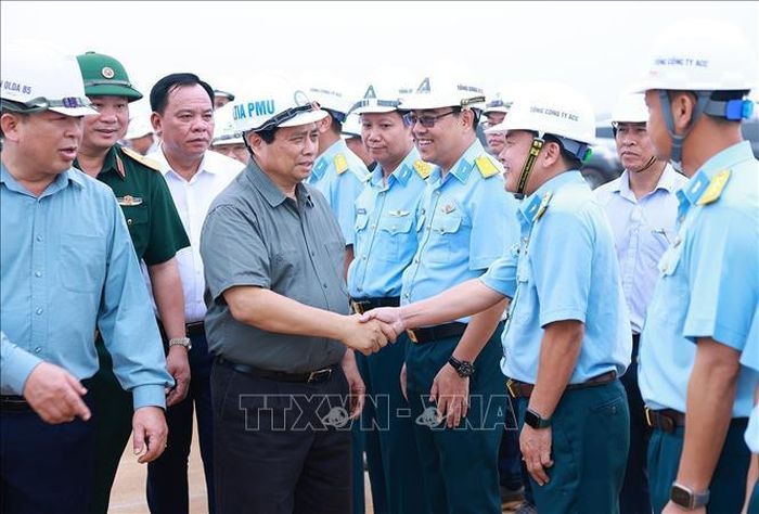 Thủ tướng Phạm Minh Chính thăm, động viên các đơn vị thi công Dự án Cảng hàng không quốc tế Long Thành. Ảnh: Dương Giang/TTXVN