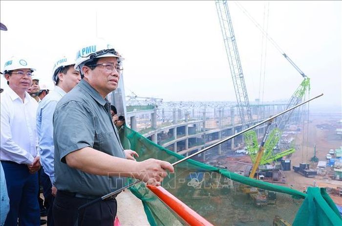 Thủ tướng Phạm Minh Chính kiểm tra tiến độ thi công Dự án Cảng hàng không quốc tế Long Thành. Ảnh: Dương Giang/TTXVN