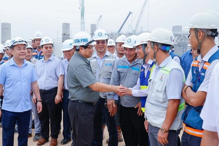  Thủ tướng động viên đội ngũ công nhân, kỹ sư thi công dự án sân bay Long Thành. Ảnh: VGP. 