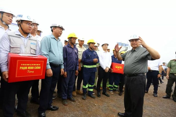 Thủ tướng Phạm Minh Chính tặng quà cho công nhân làm việc trong sân bay Long Thành. Ảnh: Cộng tác viên