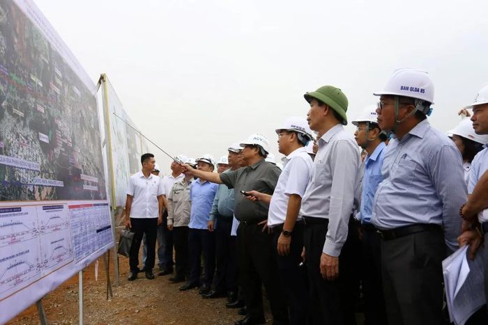 Thủ tướng Phạm Minh Chính kiểm tra tiến độ thi công Dự án Cảng hàng không quốc tế Long Thành. Ảnh: Cộng tác viên