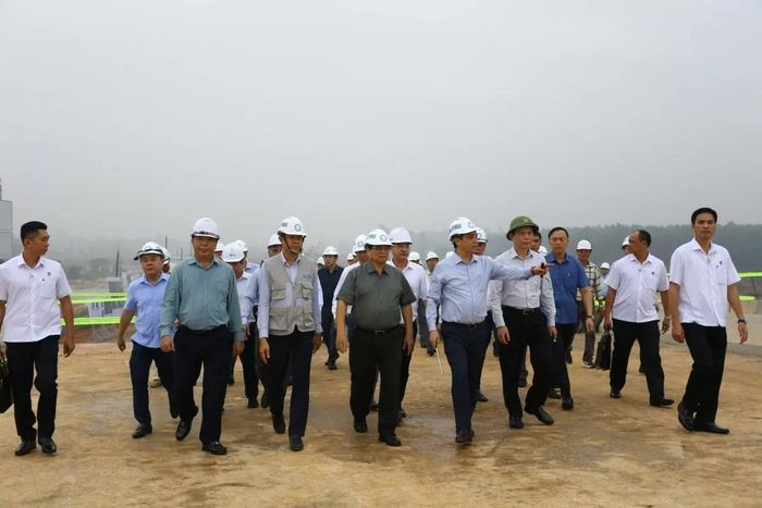 Thủ tướng Phạm Minh Chính kiểm tra tiến độ triển khai dự án sân bay Long Thành và đường cao tốc Biên Hòa - Vũng Tàu - Ảnh: Cộng tác viên