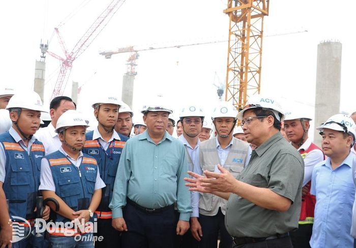Thủ tướng Chính phủ Phạm Minh Chính trao đổi với các đơn vị thi công trên công trường xây dựng công trình nhà ga hành khách Sân bay Long Thành. Ảnh: Phạm Tùng