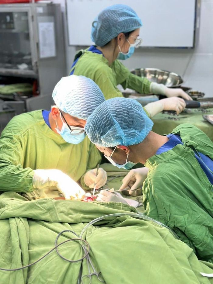  Các bác sĩ tại Bệnh viện Đại học Y Dược-Hoàng Anh Gia Lai khẩn trương phẫu thuật nối tay cho em. Ảnh: Bệnh viện HAGL 