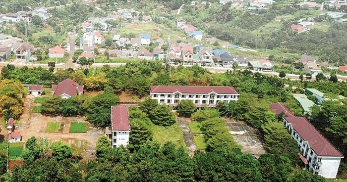 Trụ sở Trung tâm Dạy nghề và Hỗ trợ nông dân tỉnh Đắk Nông được xây dựng hoành tráng nhưng bỏ hoang nhiều năm qua.