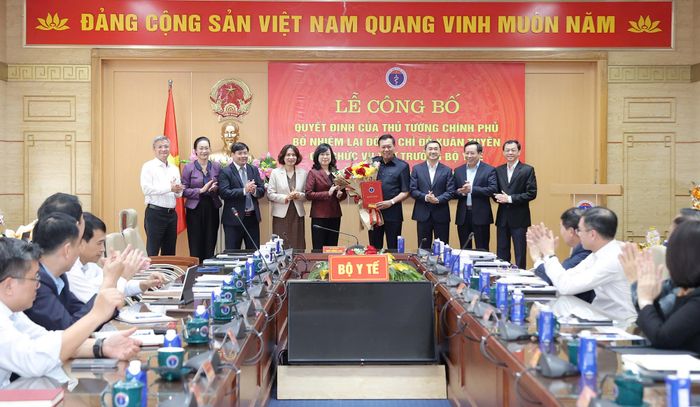 Bộ trưởng Bộ Y tế Đào Hồng Lan, các đồng chí Thứ trưởng Bộ Y tế: Trần Văn Thuấn, Nguyễn Thị Liên Hương, Lê Đức Luận và Nguyễn Tri Thức cùng các đồng chí trong Ban Cán sự, Đảng bộ Bộ Y tế, Công đoàn Y tế Việt Nam chúc mừng Thứ trưởng Đỗ Xuân Tuyên.