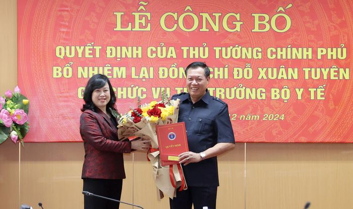 Bộ trưởng Bộ Y tế Đào Hồng Lan trao Quyết định bổ nhiệm lại chức vụ Thứ trưởng Bộ Y tế đối với ông Đỗ Xuân Tuyên.
