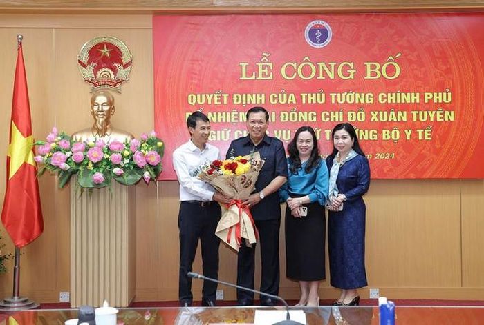 Lãnh đạo các Vụ, Cục, Văn phòng, Viện, Báo Sức khỏe và Đời sống chúc mừng Thứ trưởng Đỗ Xuân Tuyên.