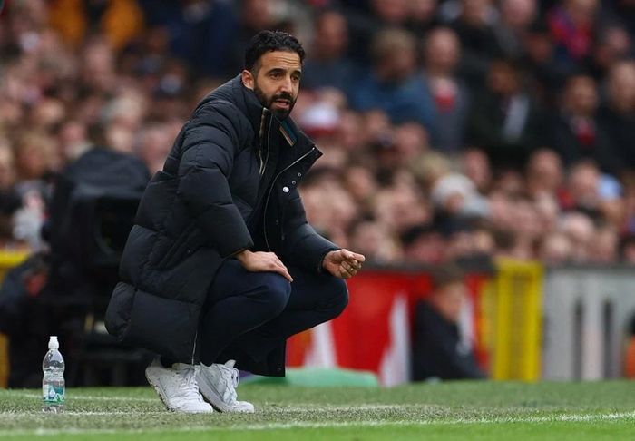 Khi Amorim tiếp quản, Manchester United đứng thứ 13 trên bảng xếp hạng, chìm trong những màn trình diễn thất vọng và mất phương hướng.