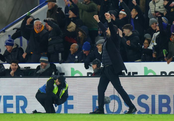  Van Nistelrooy ăn mừng cảm xúc khi Leicester City ghi bàn thứ 2 trước West Ham. 