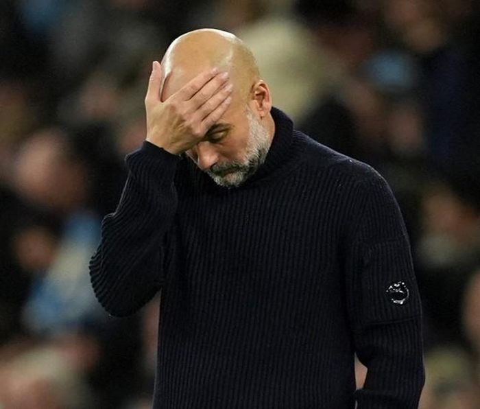 Pep Guardiola đang cố gắng tìm cách giành chiến thắng mà không có cầu thủ chủ chốt của mình (ảnh: The Sun)