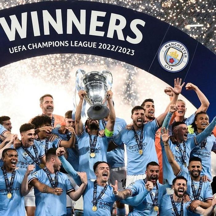 Các cầu thủ Man City vẫn chìm đắm trong "cơn say" danh hiệu (ảnh: City Football Group)