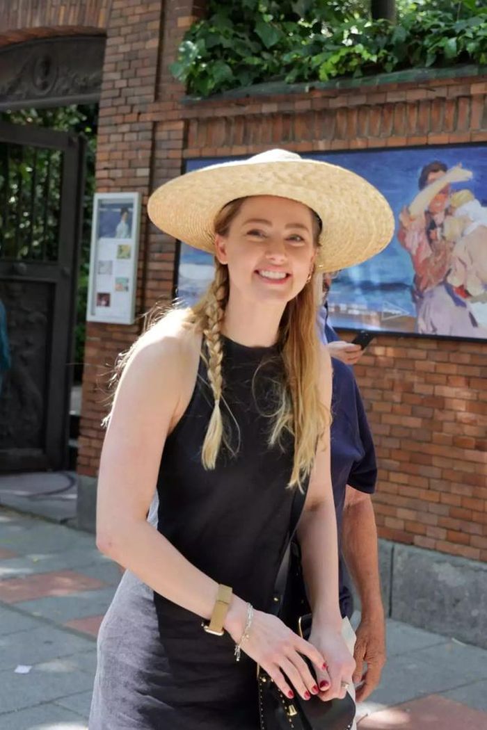 Amber Heard đã chuyển đến Tây Ban Nha cùng con gái kể từ sau vụ kiện