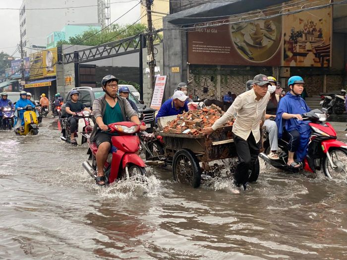 TPHCM có thể đón mưa rải rác trong chiều và tối nay. Ảnh minh họa.