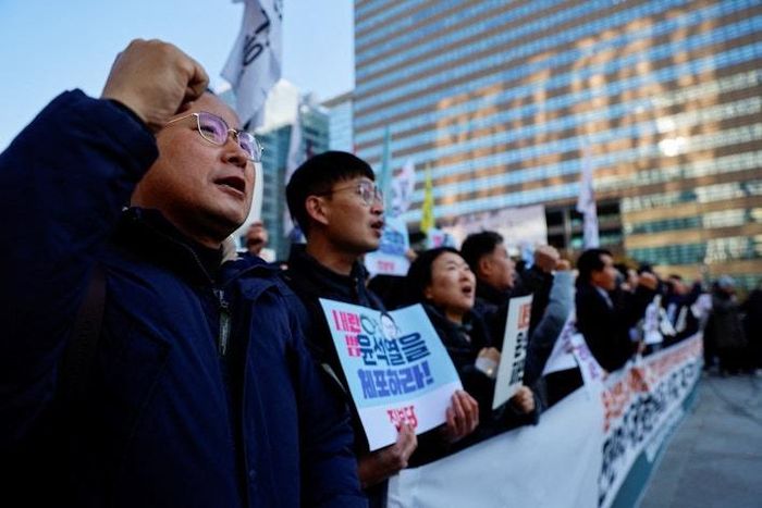 Người dân Hàn Quốc biểu tình ở Seoul sáng 4/12. (Ảnh: Reuters)