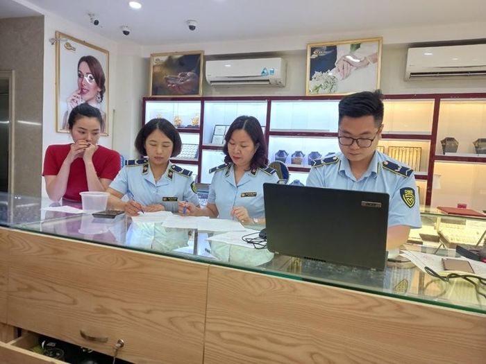  Lực lượng QLTT kiểm tra vi phạm trong hoạt động kinh doanh vàng. 