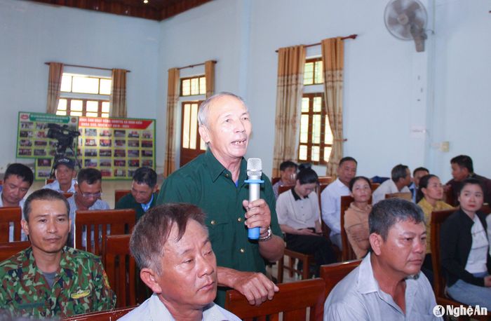 Cử tri Đặng Minh Huệ (xóm 21, xã Nghi Văn) phản ánh tồn đọng trong cấp Giấy chứng nhận quyền sử dụng đất cho người dân tại hội nghị tiếp xúc cử tri với đại biểu Quốc hội và HĐND tỉnh vào đầu tháng 7/2024. Ảnh: Mai Hoa