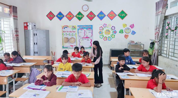 Một tiết học của cô và trò, Trường Tiểu học Lượng Minh (huyện Tương Dương). Ảnh: CSCC