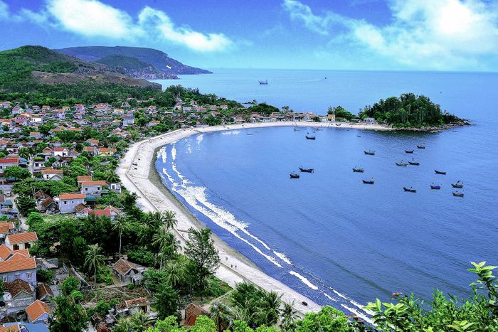 Bãi biển ở xã Quỳnh Long hiện nay trở thành điểm du lịch biển kỳ thú của huyện Quỳnh Lưu. Ảnh: Hồ Nhật Thanh
