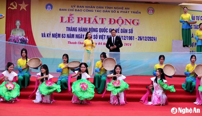 Chương trình văn nghệ chào mừng lễ phát động do cán bộ làm công tác dân số và học sinh huyện Thanh Chương biểu diễn. Ảnh: Mỹ Hà