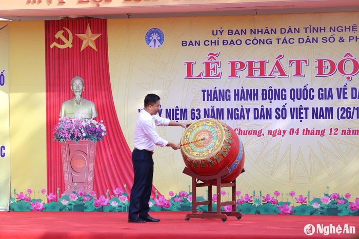 Đồng chí Nguyễn Văn Thương - Phó Giám đốc Sở Y tế đánh trống phát động Tháng hành động quốc gia về dân số Ảnh: Mỹ Hà