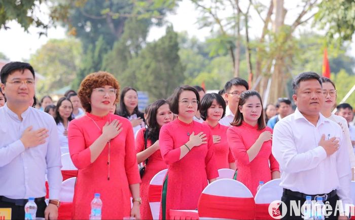 Các đại biểu hưởng ứng Lễ phát động Tháng hành động quốc gia về dân số. Ảnh: Mỹ Hà