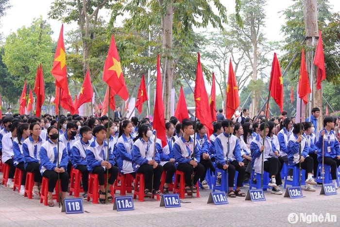 Học sinh Trường THPT Thanh Chương 3 tham gia buổi lễ phát động. Ảnh: Mỹ Hà