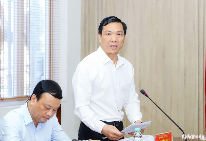 Phó Trưởng ban Thường trực Ban Nội chính Tỉnh ủy Hồ Xuân Bảy trình bày báo cáo kiểm điểm tập thể, cá nhân lãnh đạo, quản lý năm 2024. Ảnh: Phạm Bằng