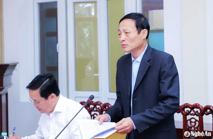 Phó Bí thư Thường trực Đảng ủy Khối các cơ quan tỉnh Hoàng Văn Nhiên phát biểu đóng góp ý kiến vào báo cáo kiểm điểm của Ban Nội chính Tỉnh ủy. Ảnh: Phạm Bằng