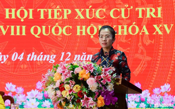 Đại biểu Võ Thị Minh Sinh - Ủy viên Ban Thường vụ Tỉnh ủy, Chủ tịch Ủy ban Mặt trận Tổ quốc Việt Nam tỉnh tiếp thu, giải trình ý kiến của cử tri. Ảnh: TL
