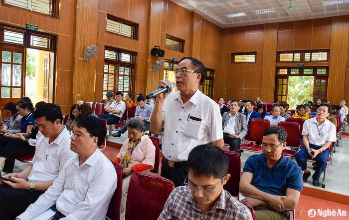 Cử tri Trần Thanh Xuân, thị trấn Diễn Châu kiến nghị đẩy nhanh tiến độ dự án cải tạo, nâng cấp Quốc lộ 7. Ảnh: TL