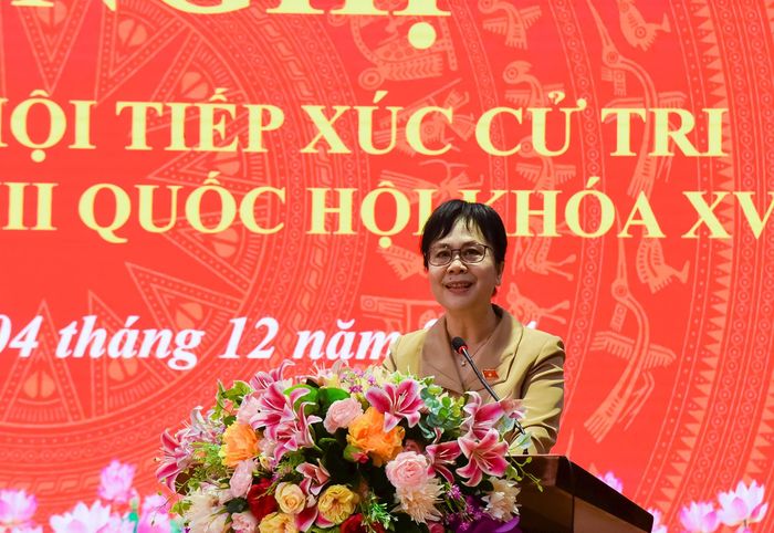 Đại biểu Nguyễn Vân Chi - Phó Chủ nhiệm Ủy ban Tài chính, Ngân sách của Quốc hội thông tin tới cử tri kết quả kỳ họp thứ 8, Quốc hội XV; hoạt động của Đoàn ĐBQH tỉnh Nghệ An tại kỳ họp. Ảnh: TL