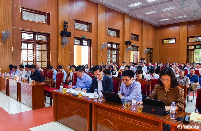Đại diện lãnh đạo các sở, ngành tham dự hội nghị tiếp xúc cử tri. Ảnh: TL