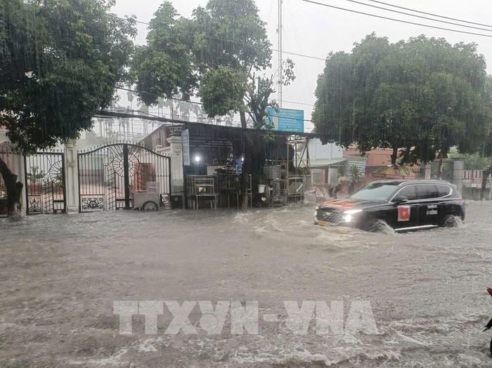 Bình Dương đang đối mặt với thách thức lớn trong việc xây dựng hệ thống thoát nước phù hợp với tốc độ đô thị hóa nhanh chóng. Ảnh minh họa: Dương Chí Tưởng-TTXVN