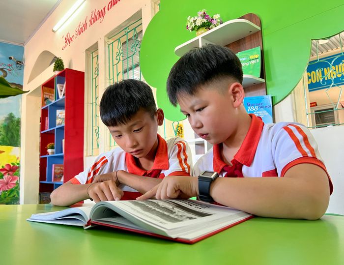 Học sinh Trường Tiểu học Thanh Hưng tìm hiểu môn Lịch sử tại thư viện sau giờ lên lớp.