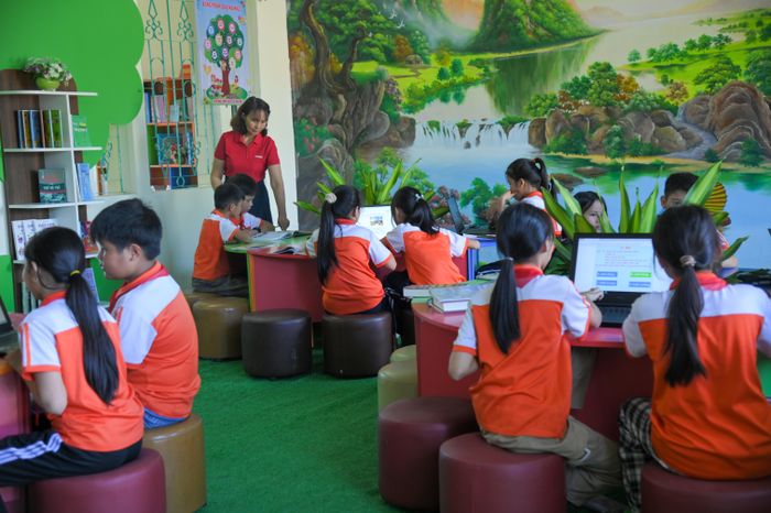 Học sinh Trường Tiểu học Thanh Hưng, huyện Điện Biên trải nghiệm hệ thống lập trình scratch “Điện Biên Phủ sáng mãi thiên sử vàng”.