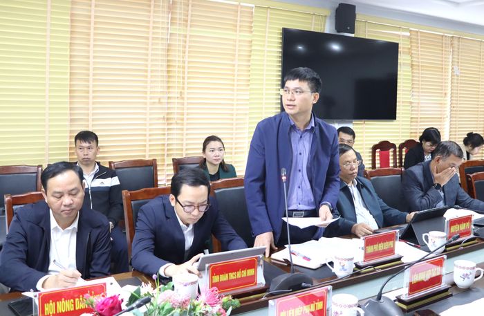 Lãnh đạo UBND TP. Điện Biên Phủ báo cáo về kết quả thực hiện các tiêu chí nông thôn mới nâng cao tại xã Thanh Minh.