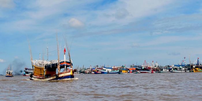 Cửa Sông Đốc huyện Trần Văn Thời tỉnh Cà Mau là nơi có đội tàu biển xa bờ hàng ngàn chiếc hoạt động đều được lắp VNM (Hoàng Nam)